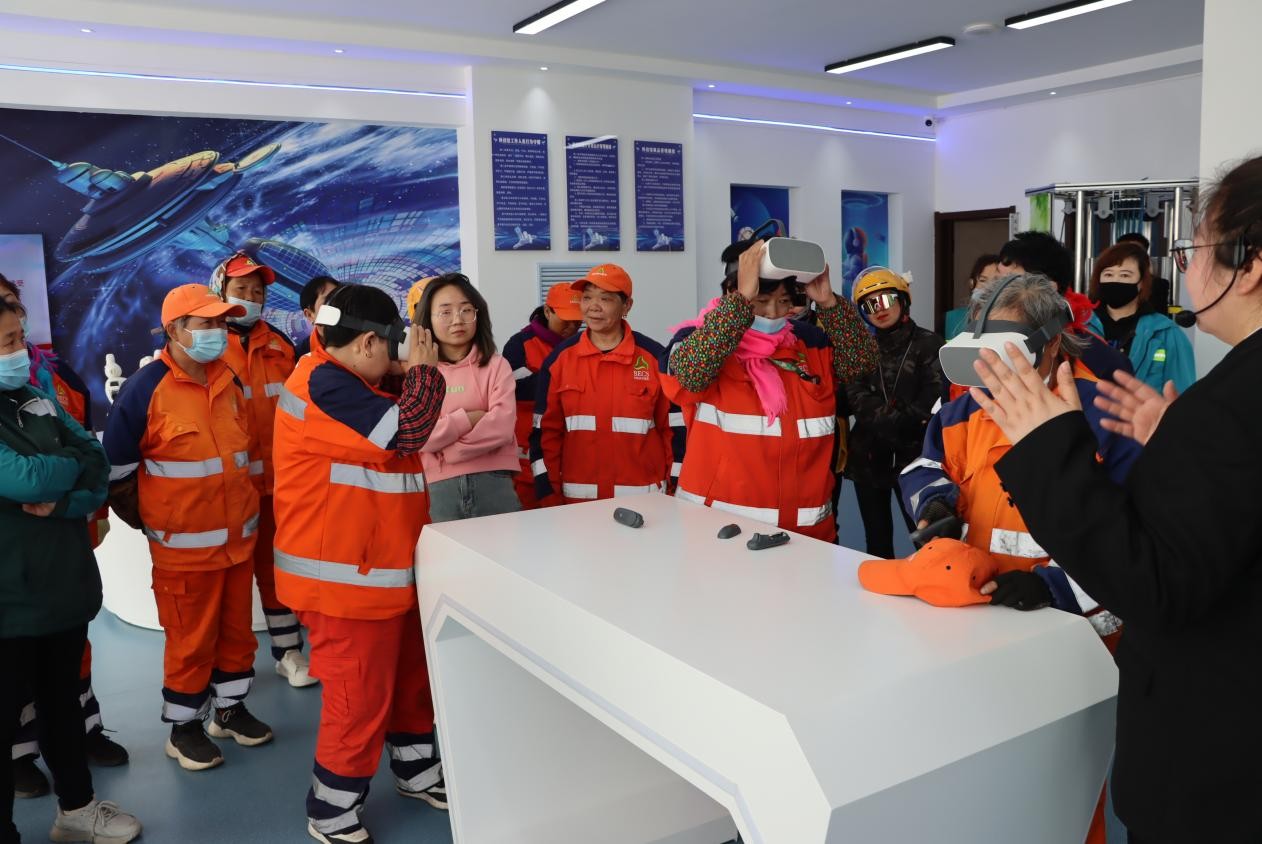 数字时代她同行 科技赋能巾帼梦 科右中旗总工会开展新业态女职工AI科技体验活动