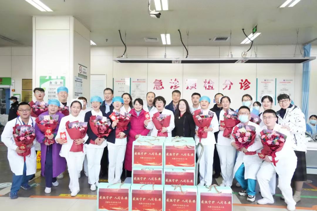 2月10日，自治区总工会党组成员、副主席吴燕平慰问内蒙古医科大学附属医院春节坚守岗位一线医务人员