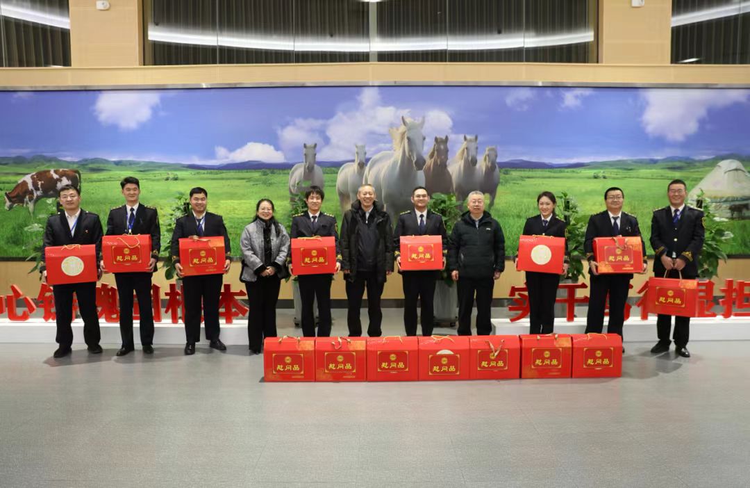 2月10日，自治区总工会党组成员、经费审查委员会主任李锋杰慰问呼和浩特市地铁春节值守一线员工