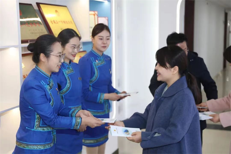 3月5日，自治区总工会党组成员、副主席吴燕平深入中国铁路呼和浩特局集团有限公司包头客运段高铁车队看望慰问一线女职工