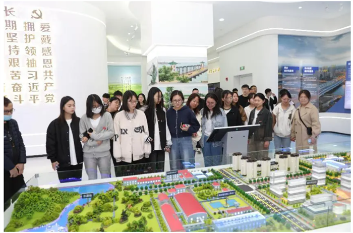 4月3日， 自治区总工会“就业创业直通车”开进东源集团和京东物流供应链(呼和浩特)产业基地，组织带领有就业需求的未就业青年职工、转岗待岗职工和新就业形态劳动者等求职者开展访企拓岗活动