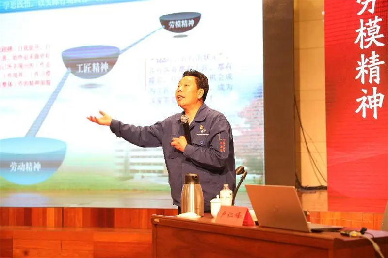 4月26日，由自治区总工会和自治区教育厅主办的自治区“赓续劳模精神 强国复兴有我——劳模工匠进校园”行动全国示范活动在内蒙古师范大学举行