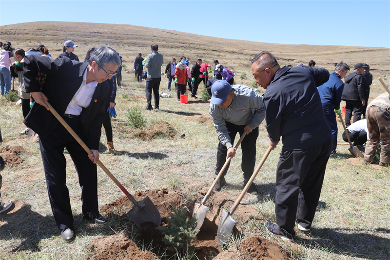 5月8日，自治区总工会与呼和浩特市总工会、武川县总工会联合开展“大力弘扬三北精神 共筑生态安全屏障”义务植树主题党日活动