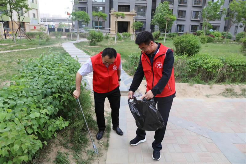 5月16日，自治区总工会组织机关党员干部职工前往呼市玉泉区怡景萃华林社区开展“携手绘就同心圆 挺膺担当励青春”主题党日活动