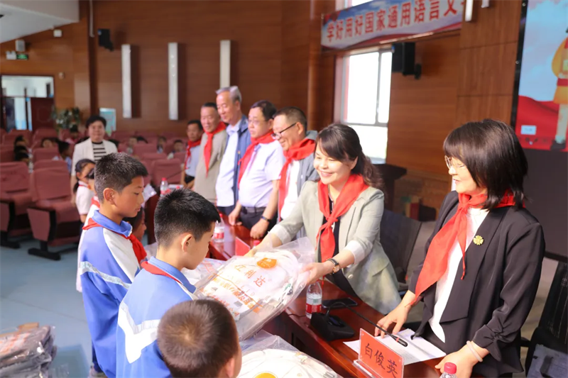 5月27日，自治区总工会女职工部党支部、离退休人员党总支与呼和浩特市总工会、清水河县总工会联合组织党员、干部到清水河县城关镇第一小学开展关爱儿童暨主题党日活动