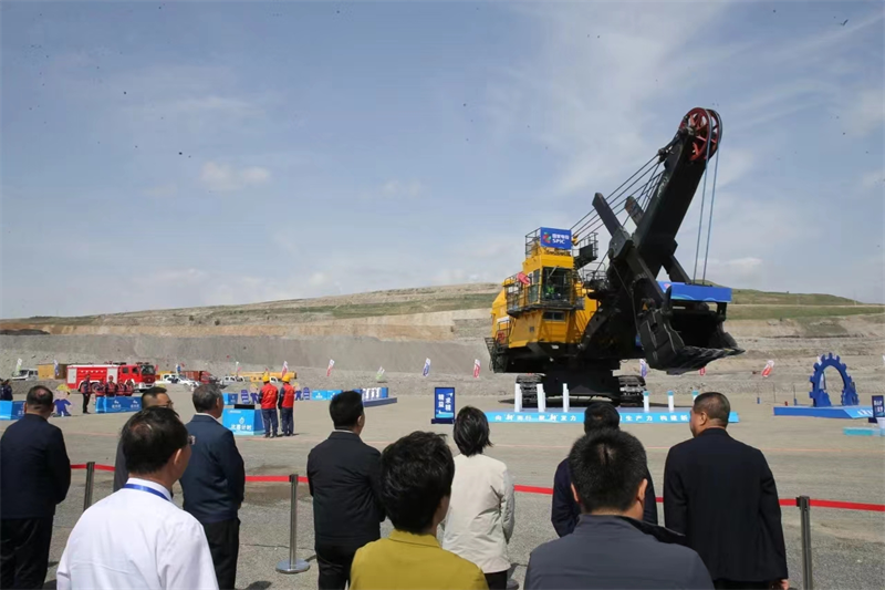 6月5日，自治区总工会在通辽市霍林郭勒市国家电投内蒙古公司南露天煤矿采矿区生产现场召开全区工会助力“培育新质生产力、构建新能源体系”专项劳动和技能竞赛推进会