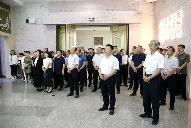 6月27日，自治区总工会组织机关党员干部职工前往内蒙古博物院廉政教育展厅开展廉政教育主题党日活动