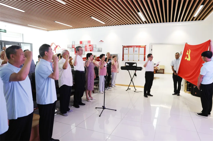 7月2日，自治区总工会组织退休老干部开展“精彩银发人 永远跟党走”庆“七一”活动