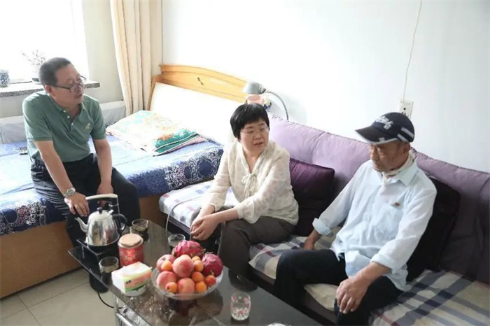 7月9日，自治区总工会二级巡视员常丽武走访慰问退休老党员