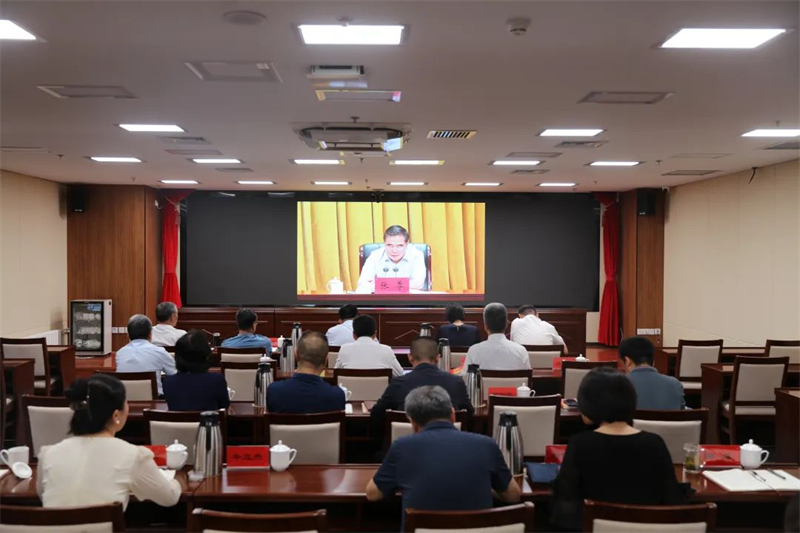 8月5日，自治区总工会组织机关干部观看在内蒙古干部网络学院“北疆云讲堂”举办的专题直播讲座