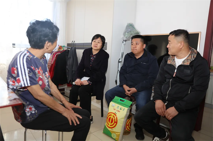 10月18日，自治区总工会与呼市玉泉区怡景翠华林社区联合开展“感党恩、听党话、跟党走 包联共建暖民心”慰问汇演暨“践行垃圾分类 倡导绿色生活”志愿服务活动，图为自治区总工会二级巡视员常丽武慰问社区困难居民