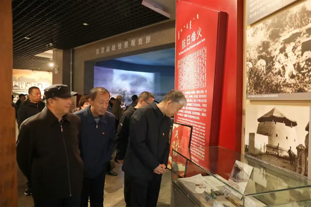 10月22日，自治区总工会组织60余名退休党员干部前往包头市土右旗敕勒川博物馆参观学习，开展“银龄心向党 建功新时代”主题党日活动