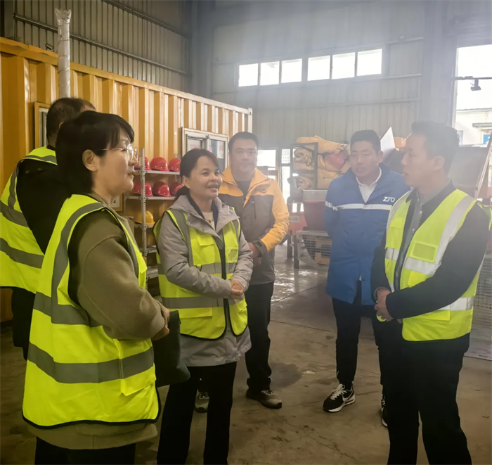 近日，自治区总工会党组成员、副主席吴燕平带领调研组深入呼和浩特市、鄂尔多斯市、包头市，就全区新就业形态劳动者建会入会和权益保障情况进行专题调研