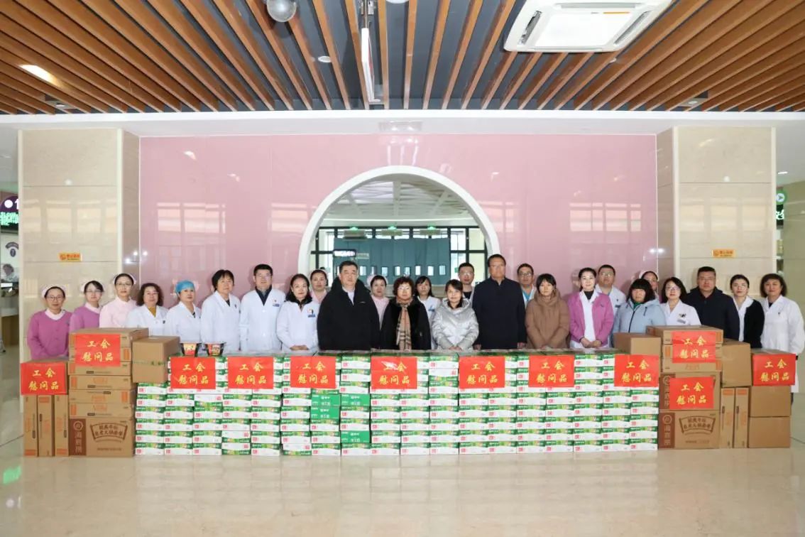 12月10日，自治区总工会党组成员、副主席吴燕平深入内蒙古妇幼保健院进行慰问调研