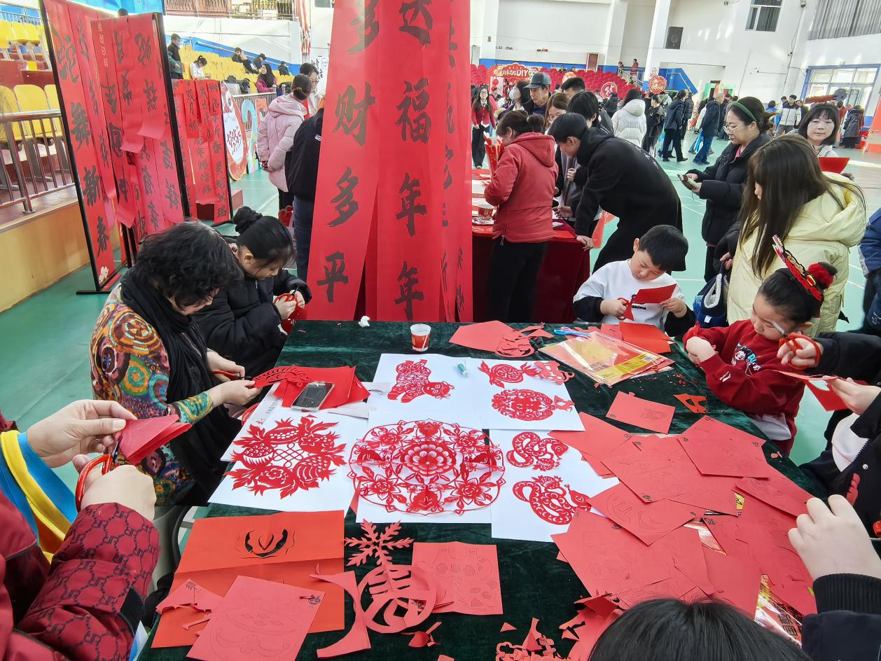 “瑞蛇迎春 赶个年味集” ——和林格尔县总工会承办“我们的节日·春节” 文明市集活动