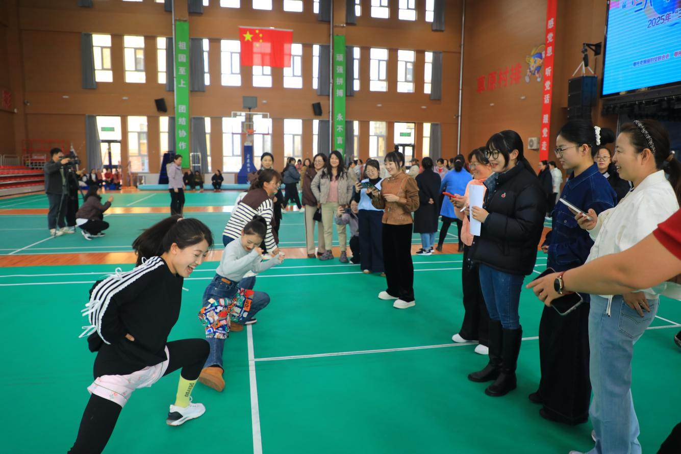 鄂托克前旗总工会举办“‘三八’巾帼展新姿 奋进前旗启新程”趣味运动会