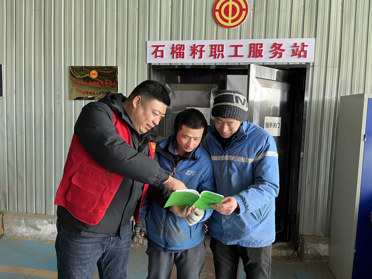 扎赉特旗总工会开展“尊法守法携手筑梦”“劳动筑梦法治相随”法律宣传志愿服务活动