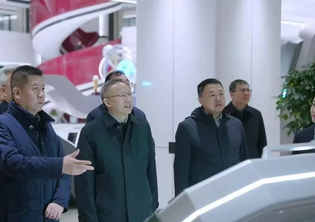 3月14日，自治区人大常委会党组副书记、副主任，自治区总工会主席张韶春带队赴鄂尔多斯市就深化产业工人队伍建设改革调研