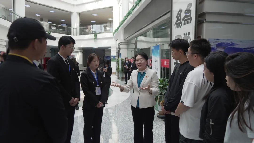 6月5日，自治区总工会、教育厅联合在内蒙古师范大学举办“赓续劳模精神 强国复兴有我”劳模工匠进校园宣讲报告会，图为全国先进工作者、内蒙古医科大学药学院教授董玉宣讲后与学生交流