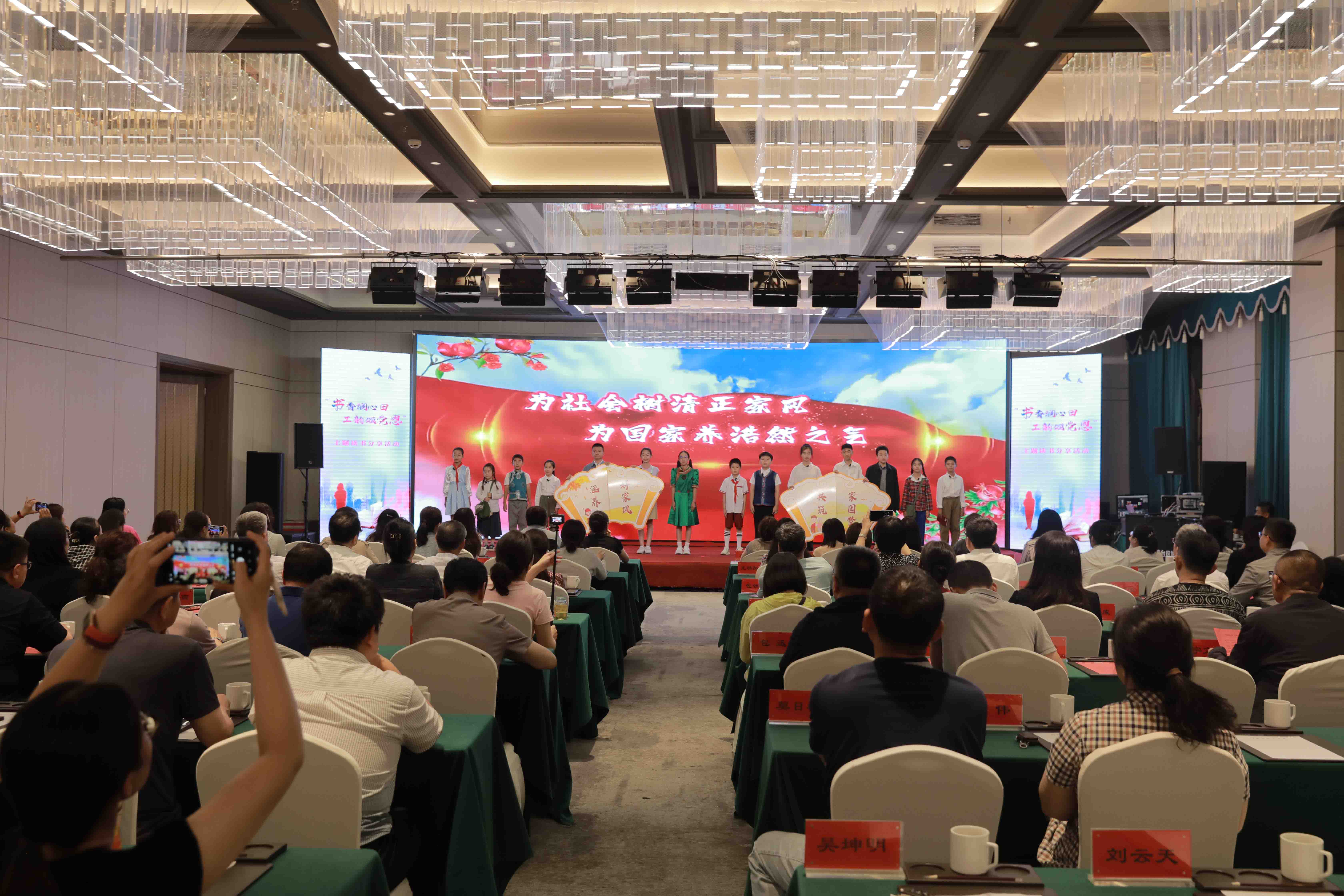 7月3日，自治区总工会党组以读书分享会的形式，举行理论学习中心组2025年第11次集中学习（扩大）会议
