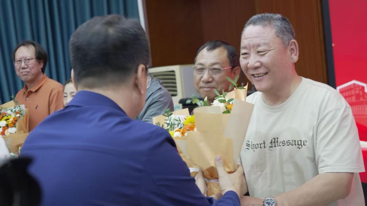 9月10日，在第41个教师节来临之际，自治区教科文卫体工会慰问组走进呼和浩特民族学院，开展教职工慰问活动