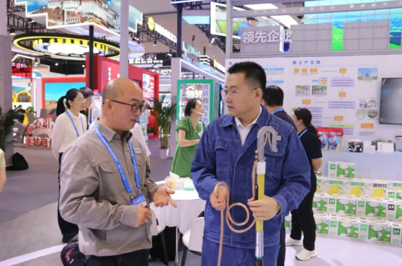 走进内蒙古自治区总工会展区，工匠在互学互鉴、交融技艺中共促传承创新2.png