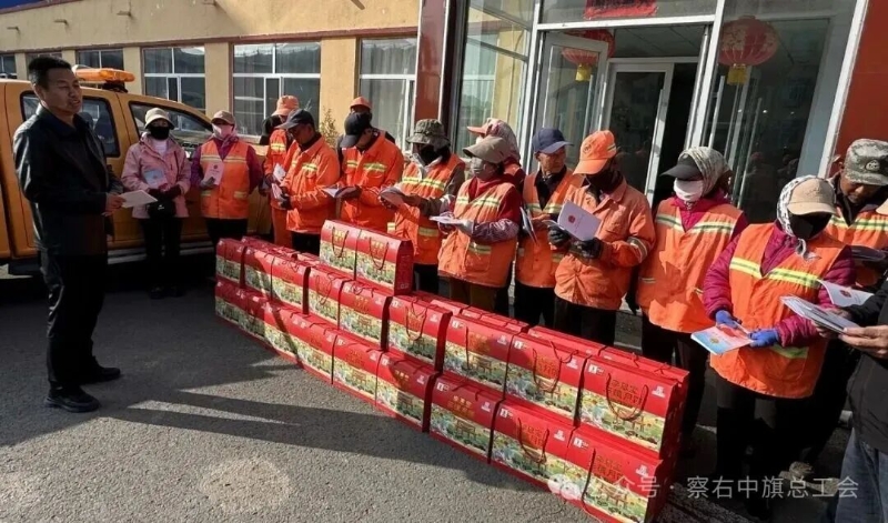 察右中旗总工会开展民族政策宣讲暨节日慰问活动2.jpg