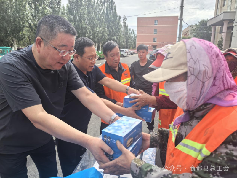 商都县总工会开展2025年“工会送清凉 防暑保安康”慰问活动2.png