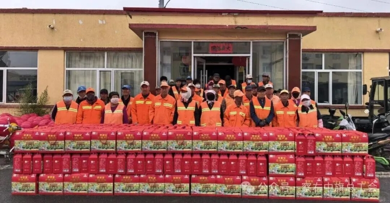 察右中旗总工会开展民族政策宣讲暨节日慰问活动1.jpg