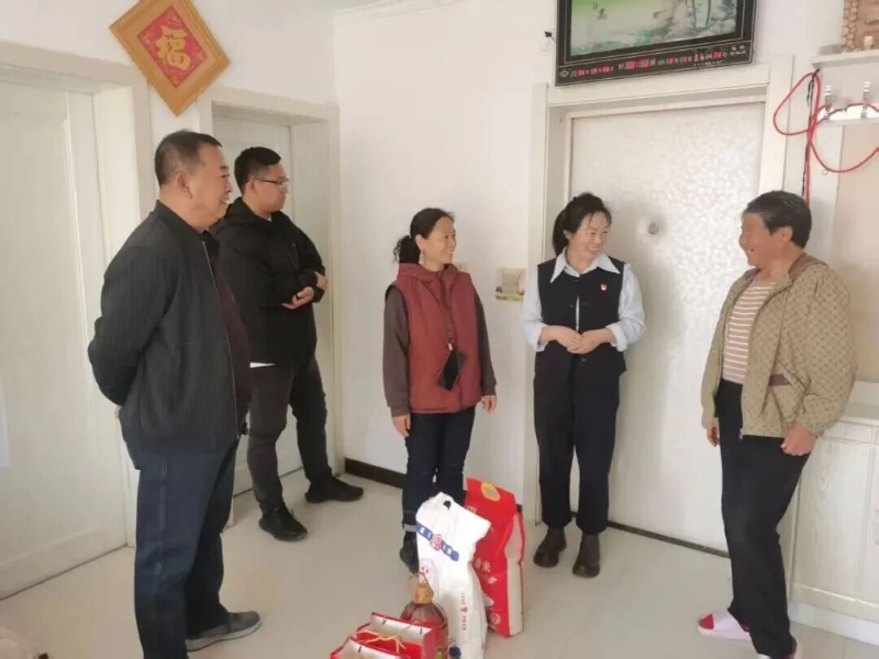 鄂伦春自治旗总工会入户慰问暖民心1.jpg