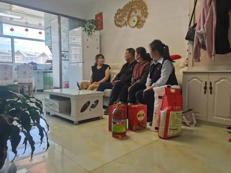 鄂伦春自治旗总工会入户慰问暖民心3.jpg