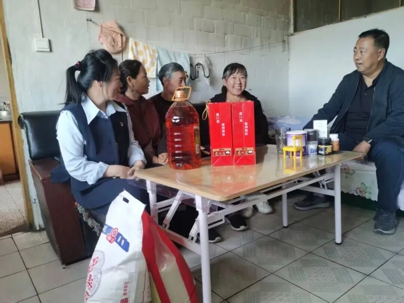 鄂伦春自治旗总工会入户慰问暖民心2.jpg