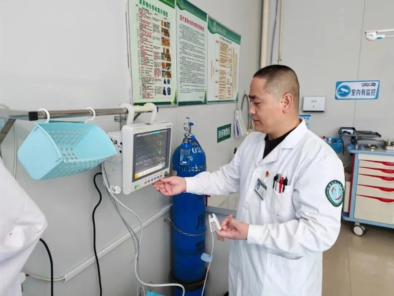 医者仁心映赤诚 白衣使者担使命.jpg