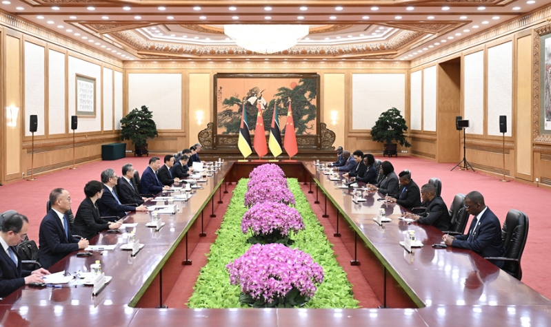 习近平会见莫桑比克总理莱维2.jpg