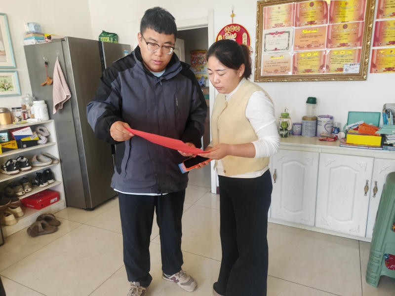 突泉县总工会入企精准普法 为农民工撑起“法治晴空”.jpg