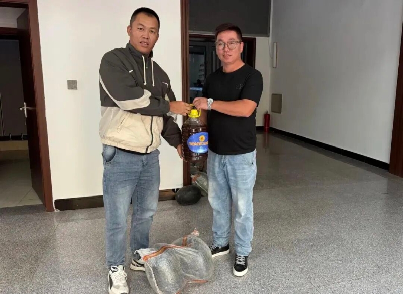 1正镶白旗总工会开展“一路有你 温暖同行”货车司机慰问活动.jpg