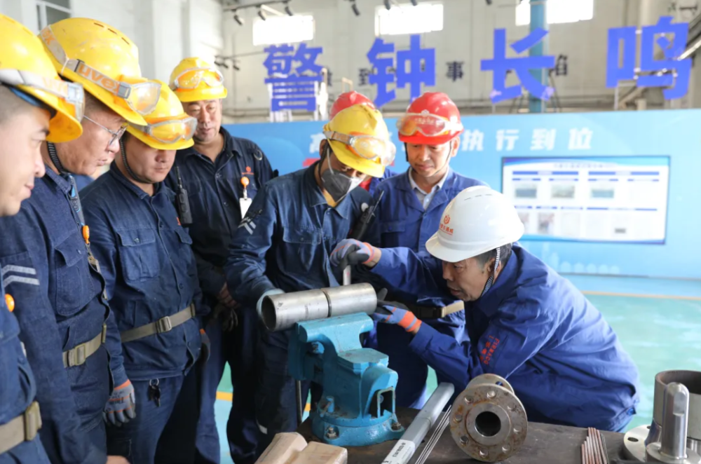 自治区总工会举行“劳模工匠助企行”包头示范活动暨包头市总工会“劳模工匠助企行”现场观摩会