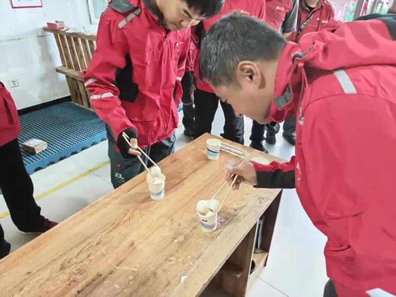 1赤峰市红山区总工会举办庆十一 迎中秋“凝‘新’聚力，乐享运动”新就业形态劳动者趣味运动会3.jpg