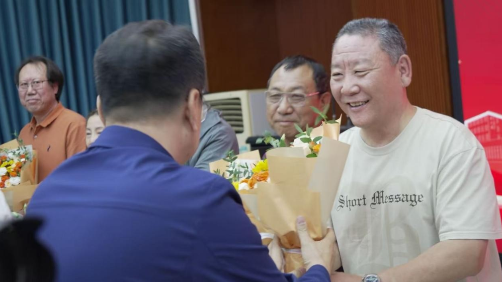 自治区教科文卫体工会开展教师节慰问活动