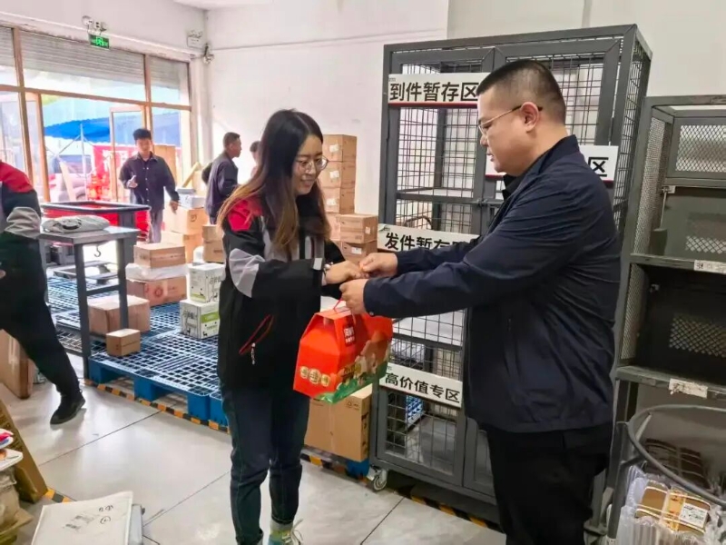 2“月满中秋节 情满新业态”托克托县总工会开展新业态劳动者关爱工作.jpg