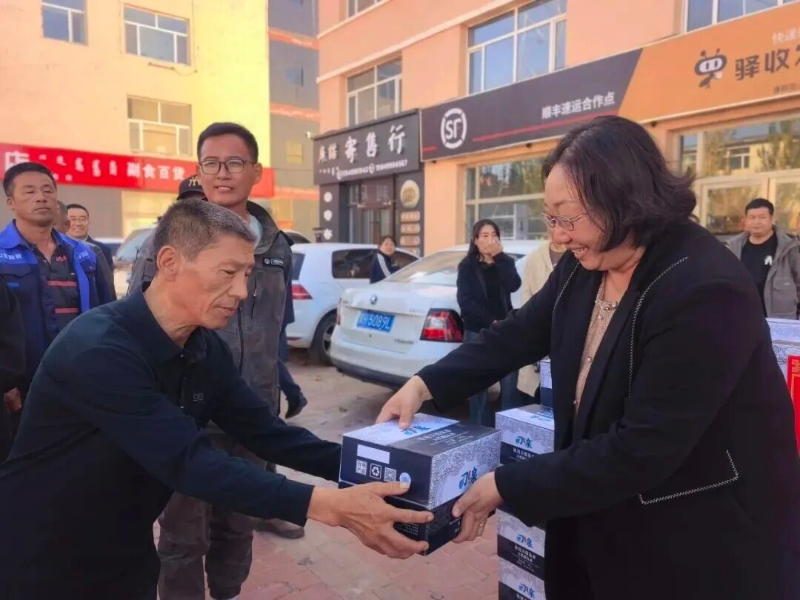 1多伦县总工会开展“一路有你 温暖同行”货车司机慰问活动.jpg