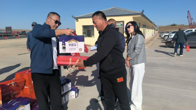 1阿巴嘎旗总工会开展“一路有你 温暖同行”货车司机慰问、法律宣传活动.png