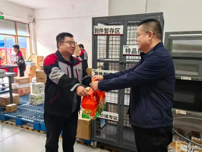 1“月满中秋节 情满新业态”托克托县总工会开展新业态劳动者关爱工作.jpg