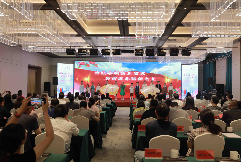 自治区总工会党组举行理论学习中心组集中学习（扩大）会议暨“书香润心田 工韵颂党恩”主题读书活动