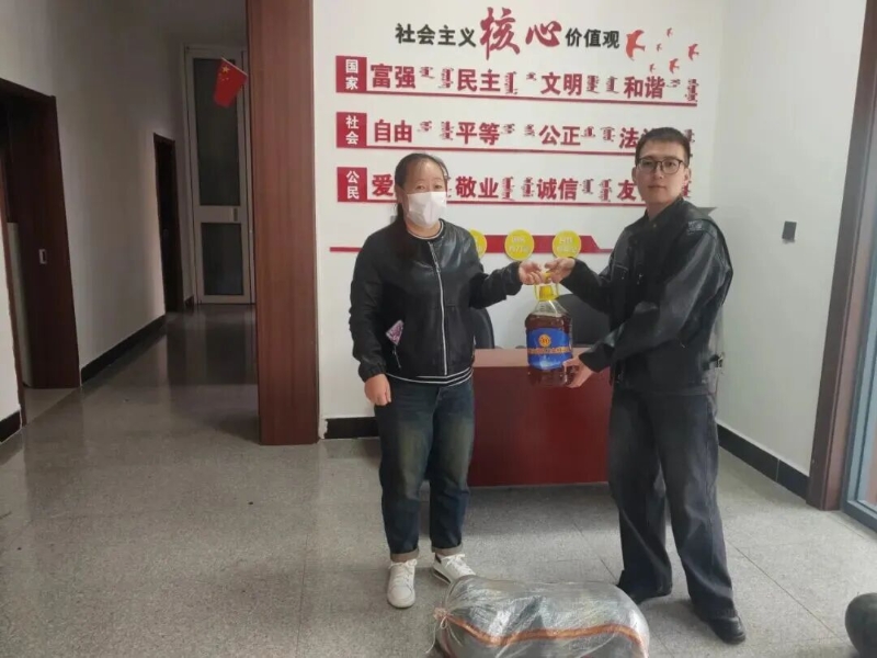 1正镶白旗总工会开展“一路有你 温暖同行”货车司机慰问活动2.jpg