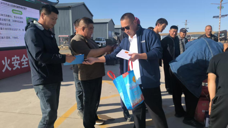 1阿巴嘎旗总工会开展“一路有你 温暖同行”货车司机慰问、法律宣传活动2.png