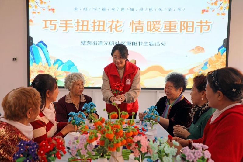 内蒙古扎兰屯：巧手编织 情暖重阳2.jpg