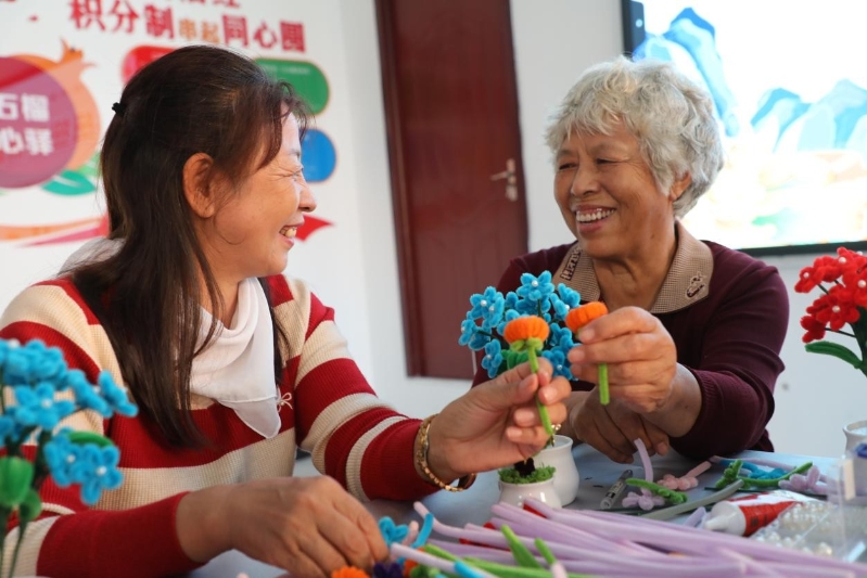 内蒙古扎兰屯：巧手编织 情暖重阳4.jpg