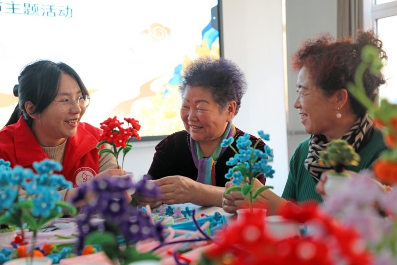 内蒙古扎兰屯：巧手编织 情暖重阳3.jpg