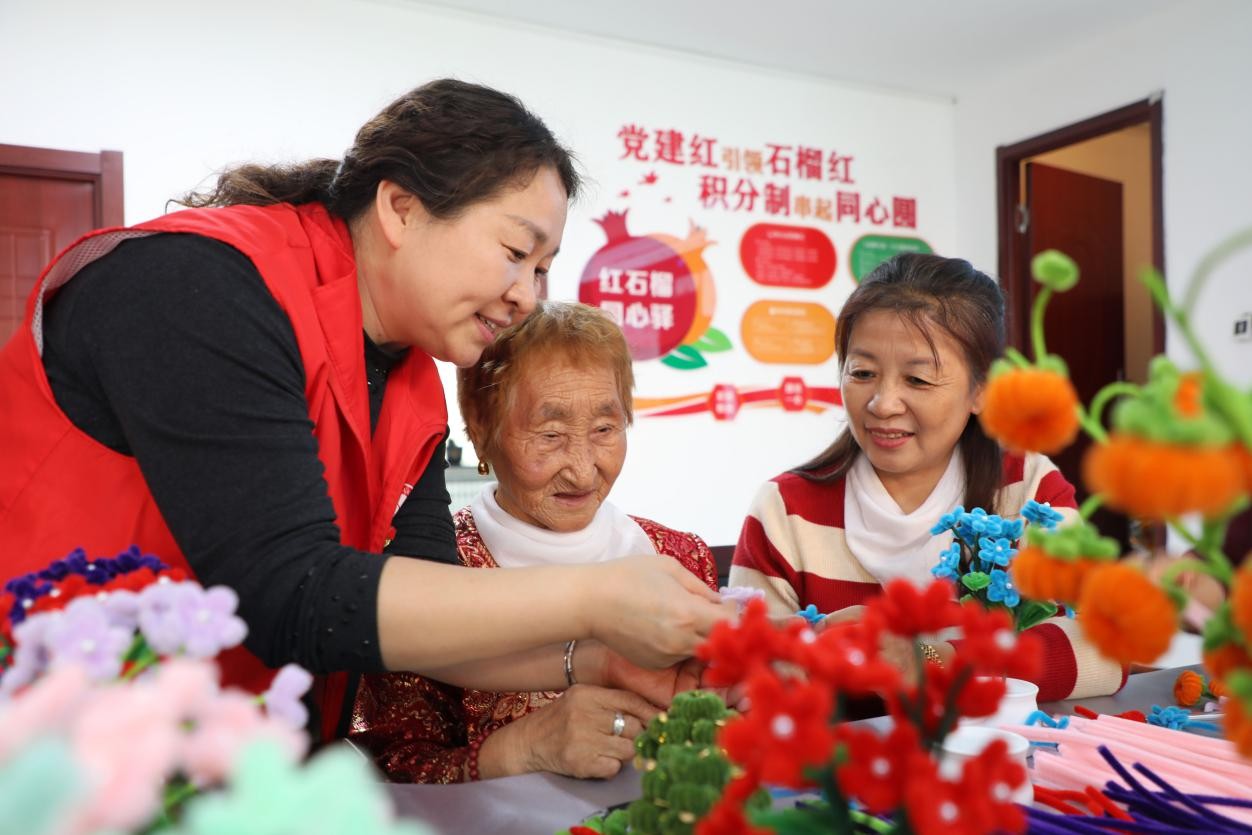 内蒙古扎兰屯：巧手编织 情暖重阳